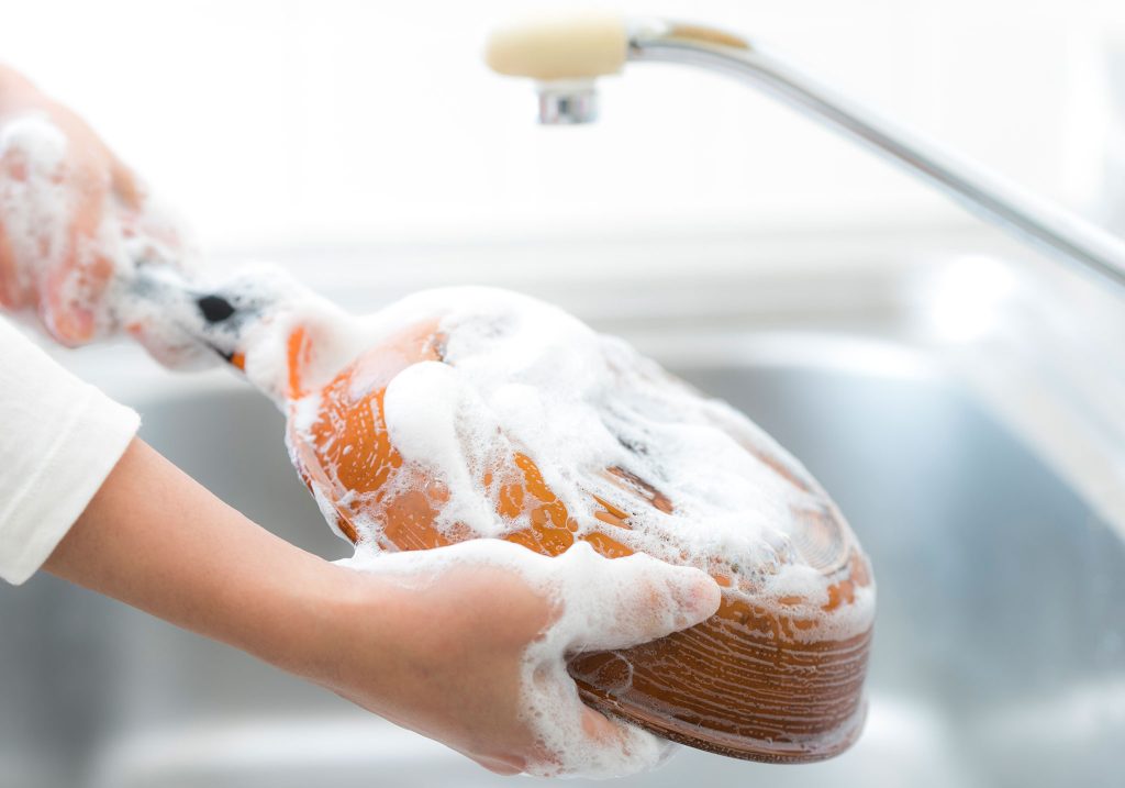 limpiar una olla quemada